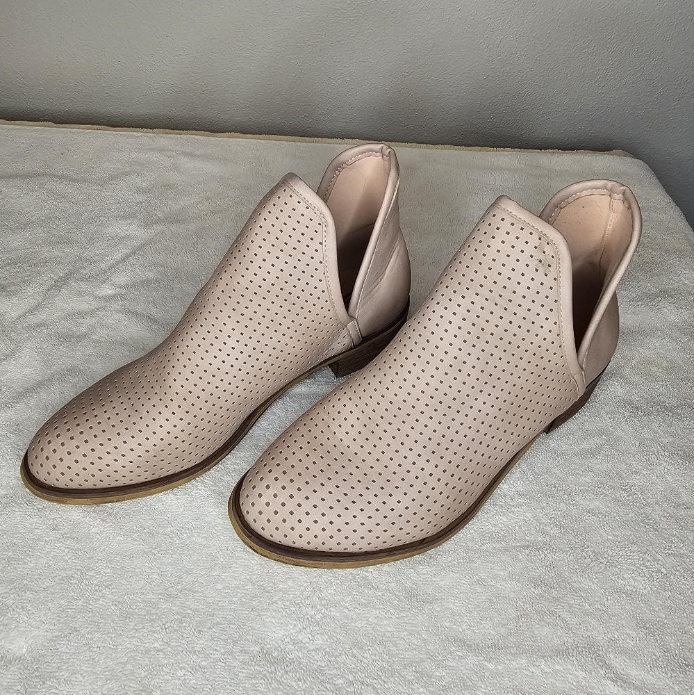 Seven 7 Boho Blush Ankle Boot Size 9